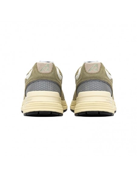 Sneaker Hyperway Low Silver Gris Homme Autry présentée portée de dos｜Magasin Homme Toulouse