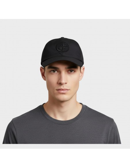 Casquette Logo Compass Brodé Noire Stone Island présentée portée de face｜Boutique Homme Toulouse