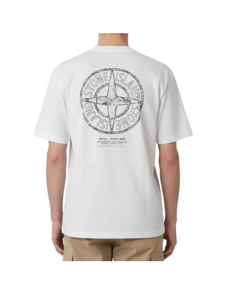 T-Shirt Avec Imprimé « Stone » Sky Blue Stone Island présenté porté de dos｜Boutique Homme Toulouse