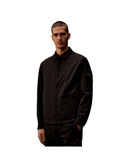 Surchemise Metro-Tek Metropolis Zip Noir Homme C.P Company présentée portée de face｜Magasin Homme Toulouse