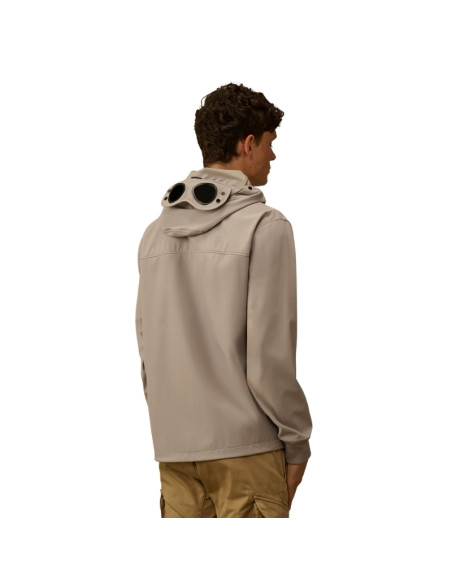 Veste Goggle Shell-R Dove Grise Homme C.P Company présentée portée de dos｜Magasin Homme Toulouse