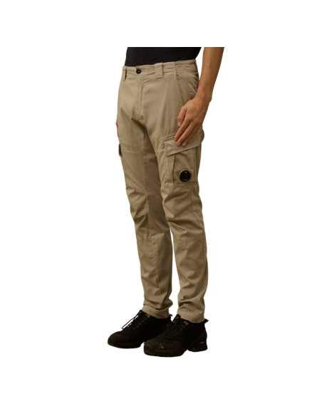 Pantalon Cargo Satin De Coton Stretch Dove Homme C.P Company présenté porté de face｜Boutique Homme Toulouse