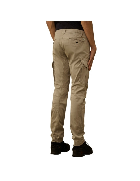 Pantalon Cargo Satin De Coton Stretch Dove Homme C.P Company présenté porté de dos｜Boutique Homme Toulouse