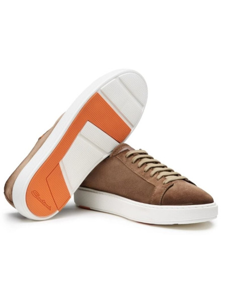 Sneaker En Daim Marron Sabbia d'Inverno Homme Santoni présentée portée de dos｜Magasin Homme Toulouse