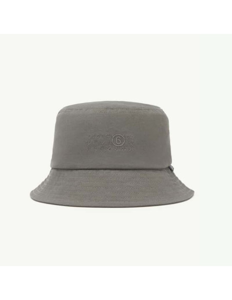 Bob En Toile De Coton Gris Bleu Homme MM6 présenté porté de face｜Boutique Homme Toulouse