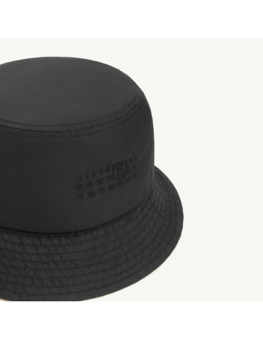 Bob En Nylon Noir Homme MM6 présenté zoomé｜Boutique Homme Toulouse