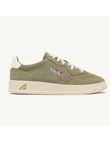 Sneakers Medalist Low Gray Green et Blanc Homme Autry présentées portées de face｜Magasin Homme Toulouse