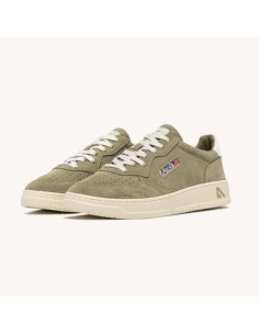 Sneakers Medalist Low Gray Green et Blanc Homme Autry présentées portées de face｜Magasin Homme Toulouse 2