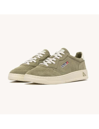 Sneakers Medalist Low Gray Green et Blanc Homme Autry présentées portées de profil｜Magasin Homme Toulouse