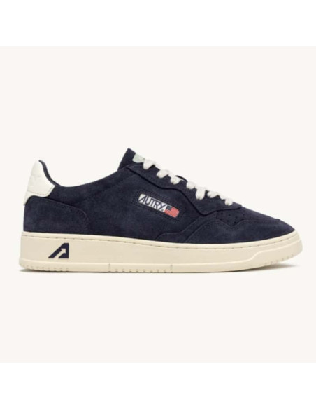 Sneakers Medalist Low Daim Space et Blanc Homme Autry présentées portées de face｜Magasin Homme Toulouse