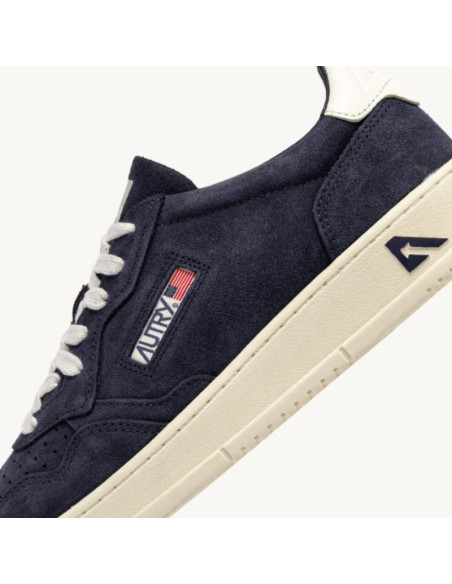 Sneakers Medalist Low Daim Space et Blanc Homme Autry présentées zoomées sur le logo｜Magasin Homme Toulouse