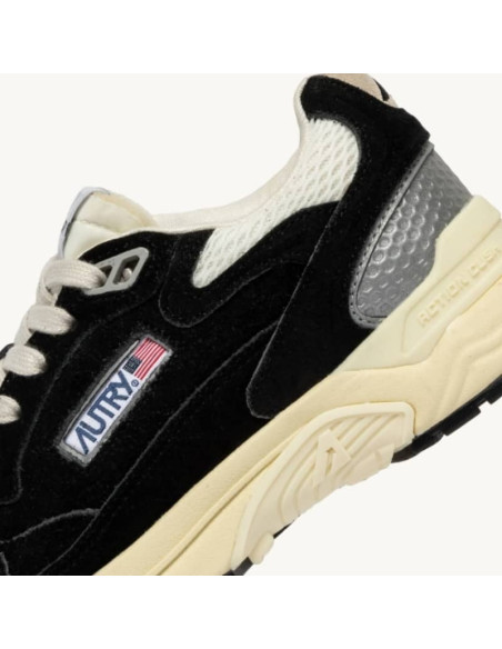Sneakers Hyperway Noir et Argent Homme Autry présentées en zoom sur le logo｜Magasin Homme Toulouse