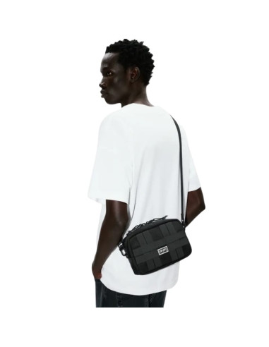 Sac à bandoulière 'KENZO Explorer' Noir Homme Kenzo présenté porté de face｜Boutique Homme Toulouse