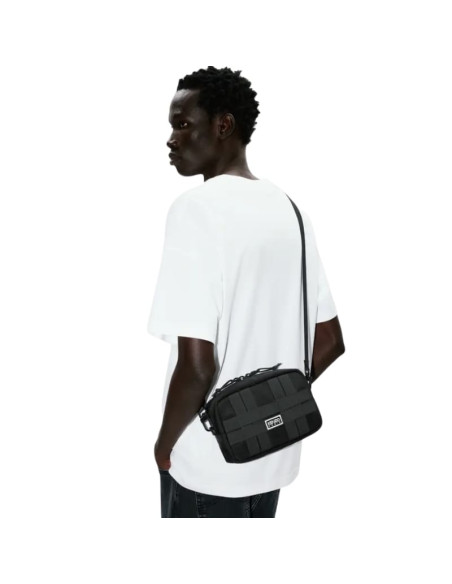 Sac à bandoulière 'KENZO Explorer' Noir Homme Kenzo présenté porté de face｜Boutique Homme Toulouse