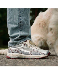 Sneakers The Re-Run Twin Mesh Gris/Rouge Homme The Mercer Brand présentées portées de face｜Magasin Homme Toulouse