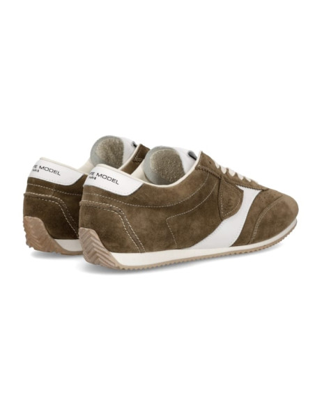 Sneaker Planche Tabac Homme Philippe Model présentée portée de dos｜Magasin Homme Toulouse