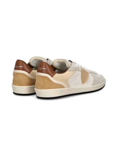 Sneaker Pgal Blanc LaitBeige et Marron Homme Philippe Model présentée portée de dos｜Magasin Homme Toulouse