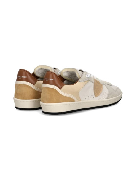 Sneaker Pgal Blanc LaitBeige et Marron Homme Philippe Model présentée portée de dos｜Magasin Homme Toulouse