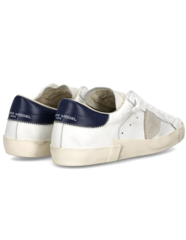 Sneaker Prsx Blanc et Bleu Océan Homme Philippe Model présentée portée de dos｜Magasin Homme Toulouse