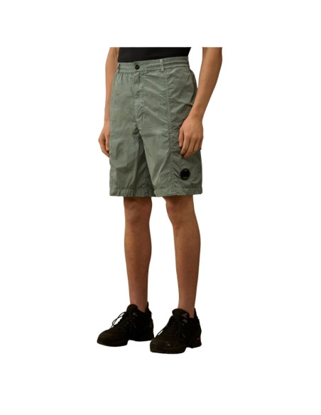 Bermuda Cargo Chrome-R Lens Boxy Silver Blue Homme C.P Company présenté porté de face｜Boutique Homme Toulouse