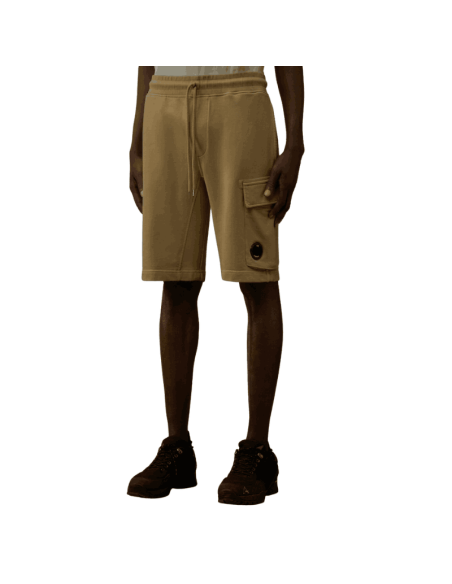 Short Cotton Diagonal Fleece Cargo Gris Moss Homme C.P Company présenté porté de face｜Boutique Homme Toulouse