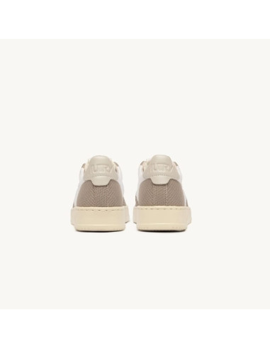 Sneakers Medalist Easeknit Low Mesh Ivoire et Pelican Homme Autry présentés portés de dos｜Boutique Homme Toulouse