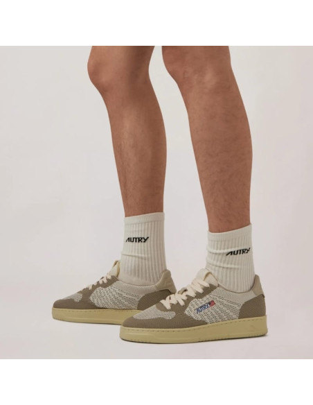 Sneakers Medalist Easeknit Low Mesh Ivoire et Pelican Homme Autry présentés portés de face｜Boutique Homme Toulouse