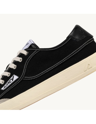 Sneakers Windscape Low En Toile Noir Homme Autry présentées portées de face｜Magasin Homme Toulouse
