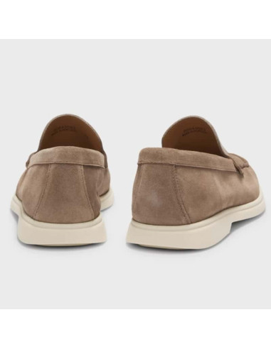 Mocassins En Cuir Suédé Avec Logo Gravé En Creux Beige Homme BOSS présentés portés de dos｜Boutique Homme Toulouse
