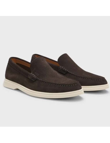 Mocassins En Cuir Suédé Avec Logo Gravé En Creux Marron Foncé Homme Boss présentés portés de face｜Boutique Homme Toulouse