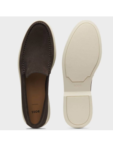 Mocassins En Cuir Suédé Avec Logo Gravé En Creux Marron Foncé Homme Boss présentés portés de haut｜Boutique Homme Toulouse