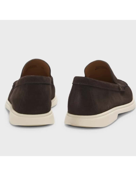 Mocassins En Cuir Suédé Avec Logo Gravé En Creux Marron Foncé Homme Boss présentés portés de dos｜Boutique Homme Toulouse