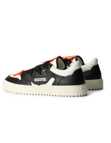 Sneakers Low Top 3.0 Off Court Noir & Blanc Homme Off White présenté porté de dos｜Boutique Homme Toulouse