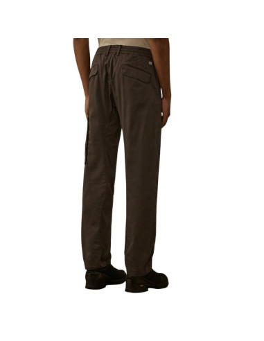 Pantalon Cargo Regular Stretch Sateen Gunmetal Homme Cp Company présenté porté de dos｜Boutique Homme Toulouse