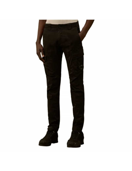 Pantalon cargo Stretch Sateen Ergonomic Lens Noir Homme Cp Company présenté porté de face｜Boutique Homme Toulouse