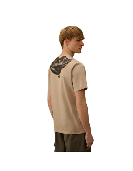 T-Shirt 30/1 Jersey Short Sleeve Goggle Beige Homme Cp Company présenté porté de dos｜Boutique Homme Toulouse