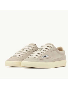 Sneakers Windscape Low En Daim Rock Et Marshmallow Homme Autry présenté porté de face｜Boutique Homme Toulouse