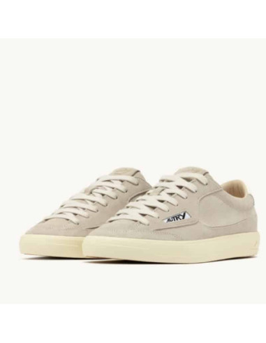Sneakers Windscape Low En Daim Rock Et Marshmallow Homme Autry présenté porté de face|Boutique Homme Toulouse Sneakers Windscape Low En Daim Rock Et Marshmallow Homme Autry présenté porté de face|Boutique Homme Toulouse