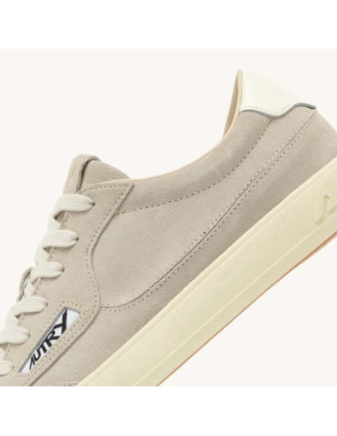 Sneakers Windscape Low En Daim Rock Et Marshmallow Homme Autry présenté de face|Boutique Homme Toulouse Sneakers Windscape Low En Daim Rock Et Marshmallow Homme Autry présenté de face|Boutique Homme Toulouse