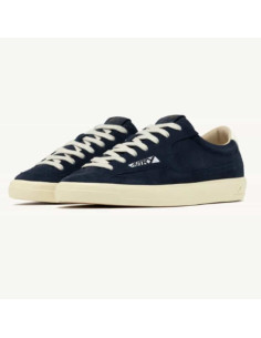 Sneakers Windscape Low En Daim Daim Navy Et Marshmallow Homme Autry présenté porté de face｜Boutique Homme Toulouse