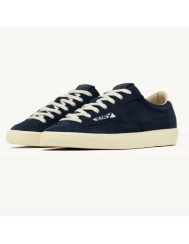 Sneakers Windscape Low En Daim Daim Navy Et Marshmallow Homme Autry présenté porté de face|Boutique Homme Toulouse Sneakers Windscape Low En Daim Daim Navy Et Marshmallow Homme Autry présenté porté de face|Boutique Homme Toulouse