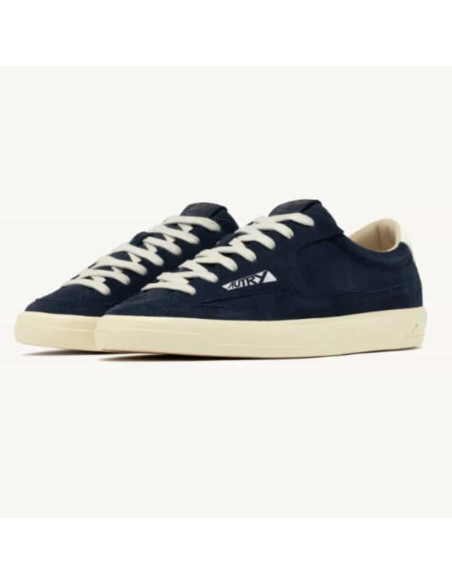 Sneakers Windscape Low En Daim Daim Navy Et Marshmallow Homme Autry présenté porté de face｜Boutique Homme Toulouse