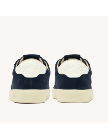Sneakers Windscape Low En Daim Daim Navy Et Marshmallow Homme Autry présenté porté de dos｜Boutique Homme Toulouse