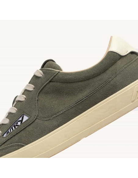 Sneakers Windscape Low En Daim Smoked Green Et Marshmallow Homme Autry présentés portés de face｜Boutique Homme Toulouse