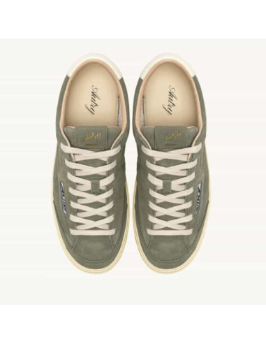 Sneakers Windscape Low En Daim Smoked Green Et Marshmallow Homme Autry présentés portés de haut｜Boutique Homme Toulouse
