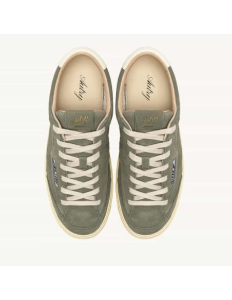 Sneakers Windscape Low En Daim Smoked Green Et Marshmallow Homme Autry présentés portés de haut｜Boutique Homme Toulouse