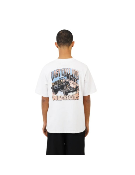 Le Tee-Shirt Wild Roads Blanc Homme Last Call For présenté porté de dos｜Boutique Homme Toulouse