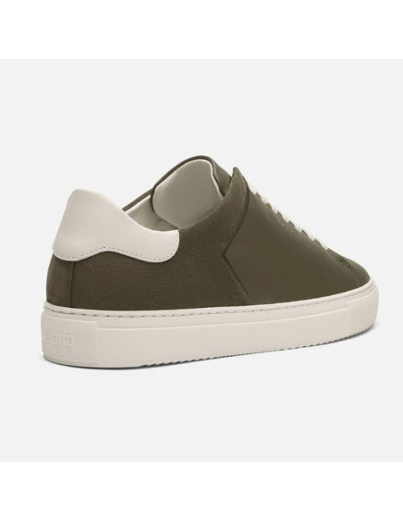 Sneakers Clean 90 Split Vert Foncé/Off White Homme Axel Arigato présentées portées de dos｜Magasin Homme Toulouse