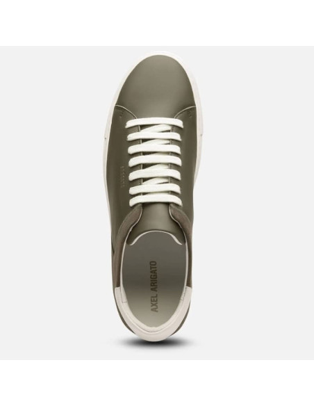 Sneakers Clean 90 Split Vert Foncé/Off White Homme Axel Arigato présentées portées de haut｜Magasin Homme Toulouse
