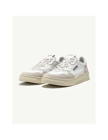 Sneakers Medalist Low Blanches En Daim Autry Homme présentées de face | Toulouse Soulery Sneakers Medalist Low Blanches En Daim Autry Homme présentées de face | Toulouse Soulery